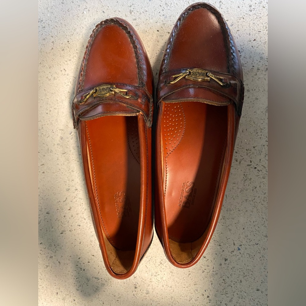 Vintage GH Bass loafers in burgundy leather 8.5 women’s. Excellent condition!